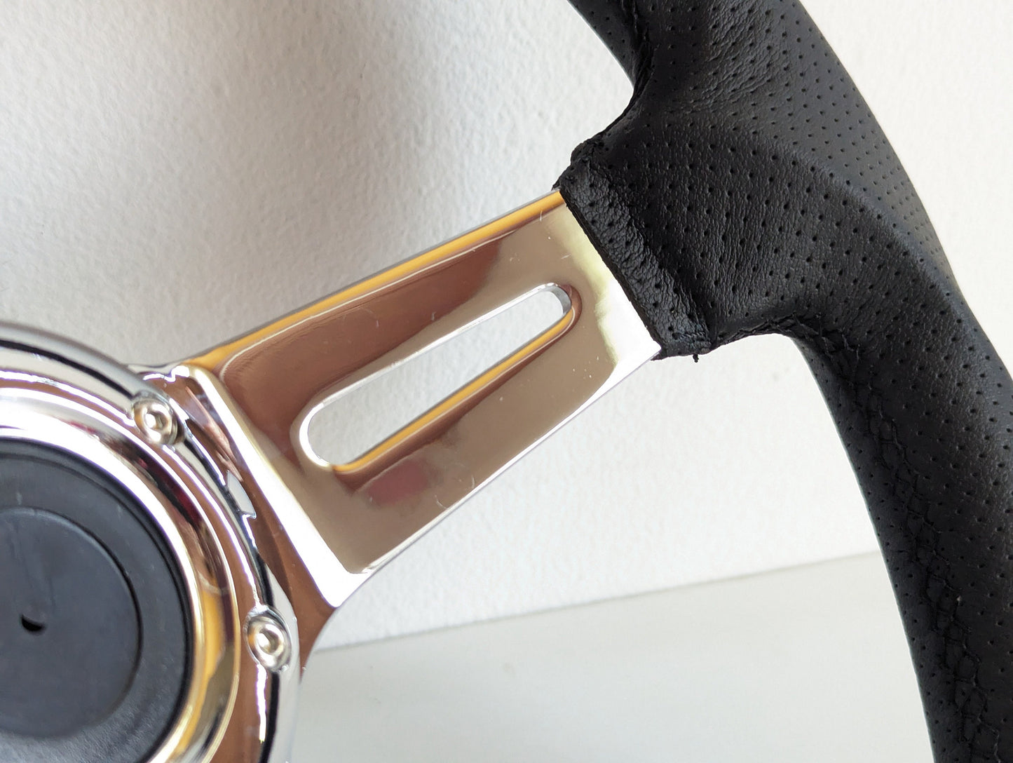 Steering Wheel For Subaru Impreza 1 Legacy 1800 Vivio - Carbon Look, Flat Bottom, Chrome Spokes, Sport Design, 350 mm